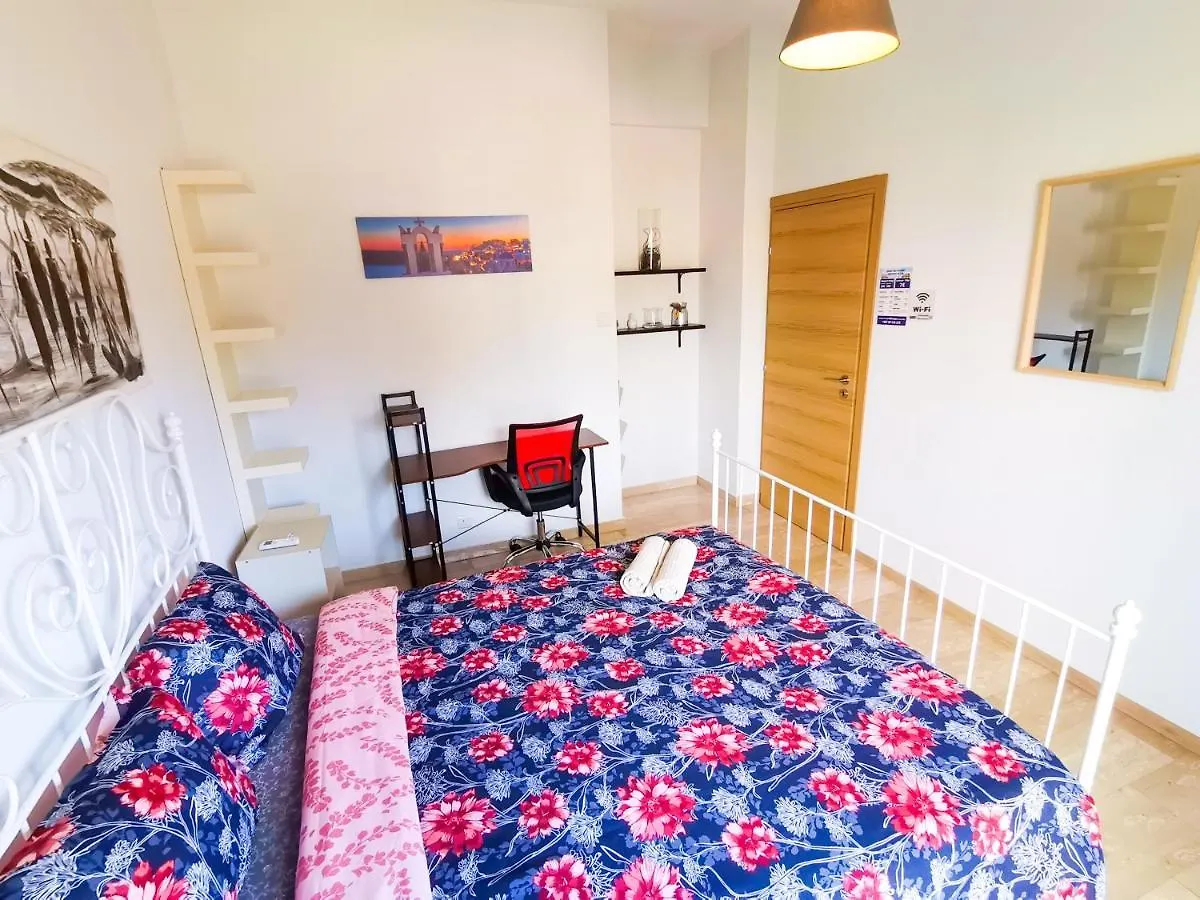 Central Square Nomadic Rooms Larnaca Quarto em Acomodações Particulares