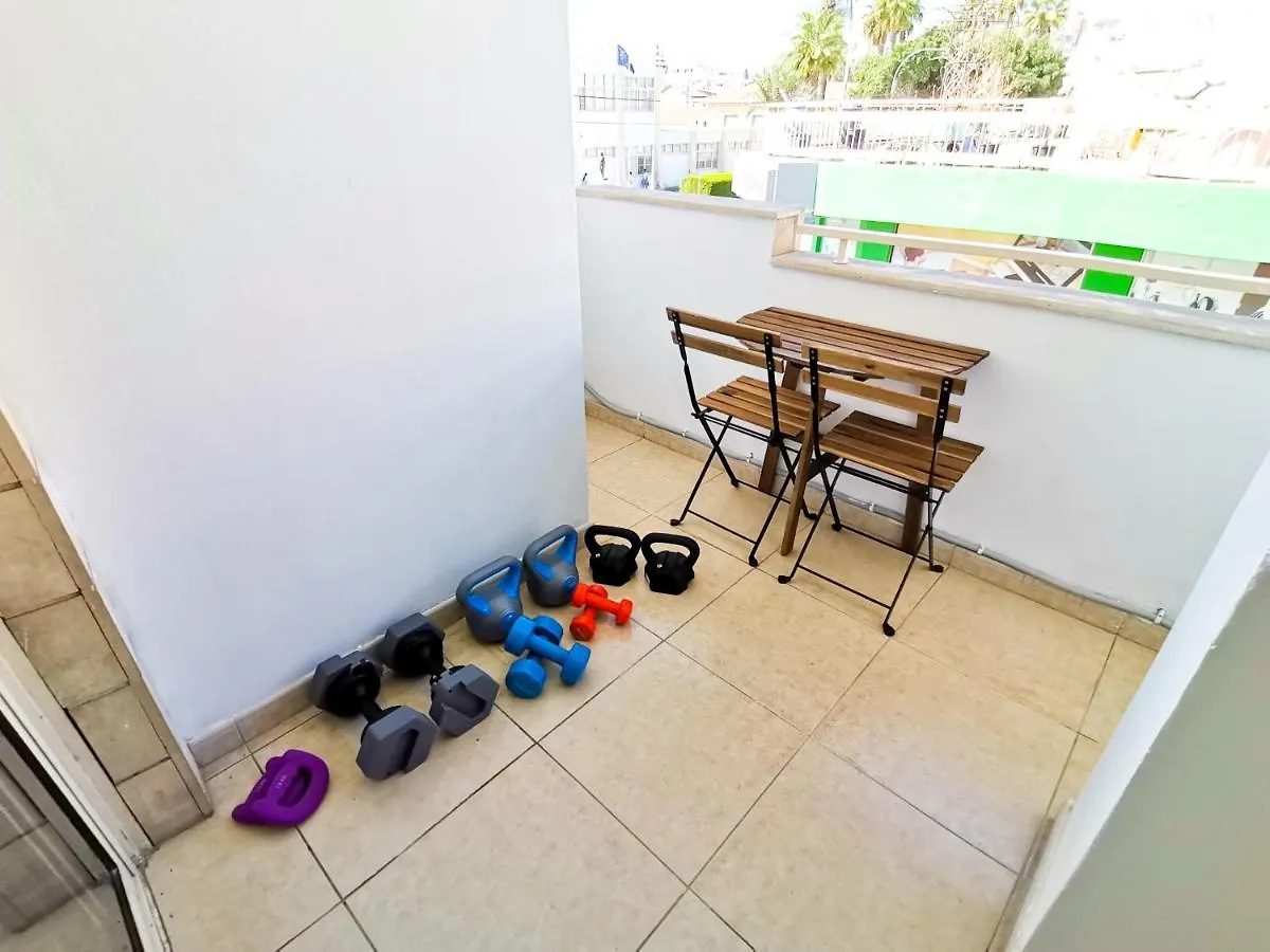 Central Square Nomadic Rooms Larnaca