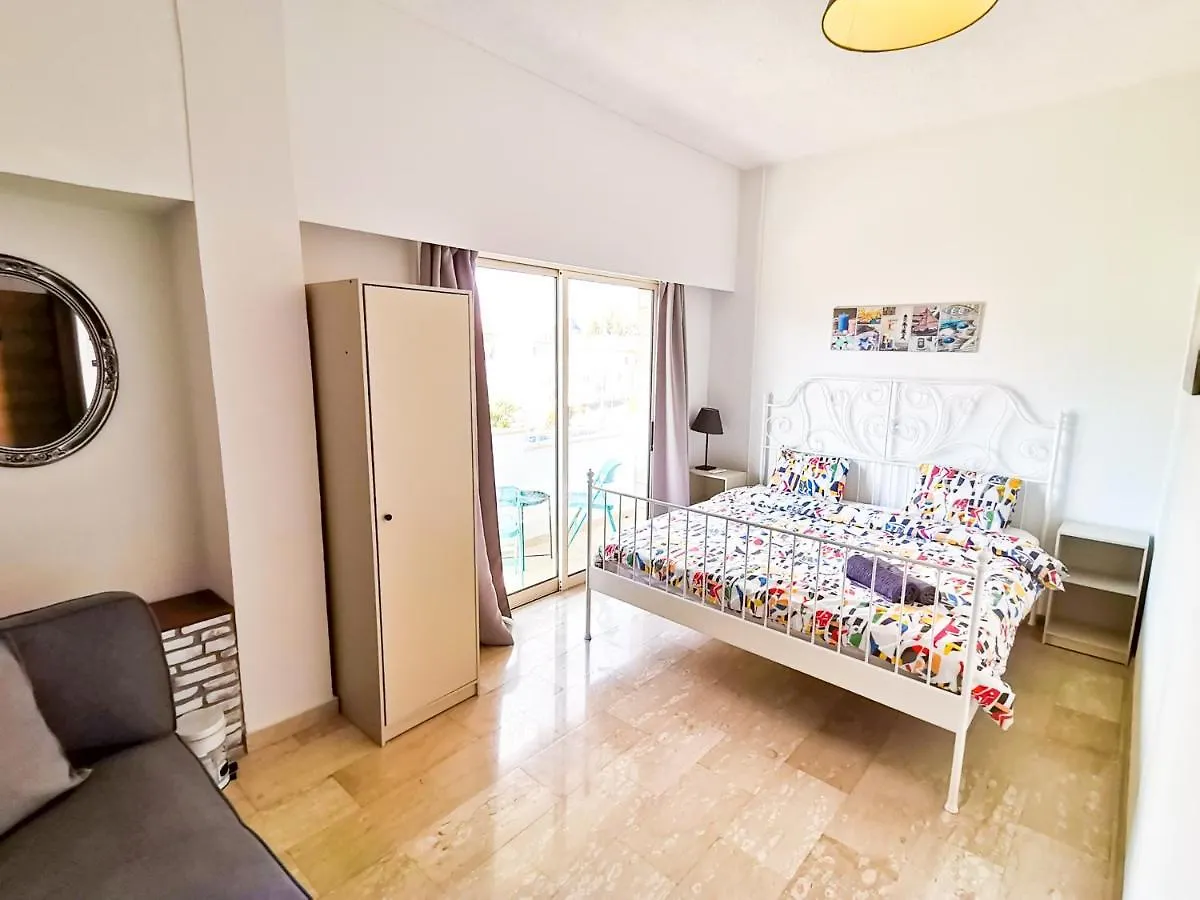 Central Square Nomadic Rooms Larnaca