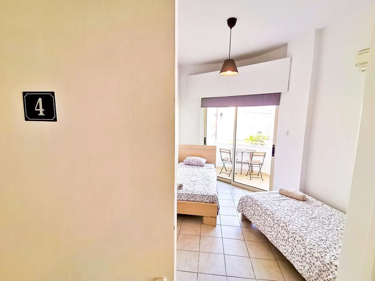 Homestay Central Square Nomadic Rooms Larnaca